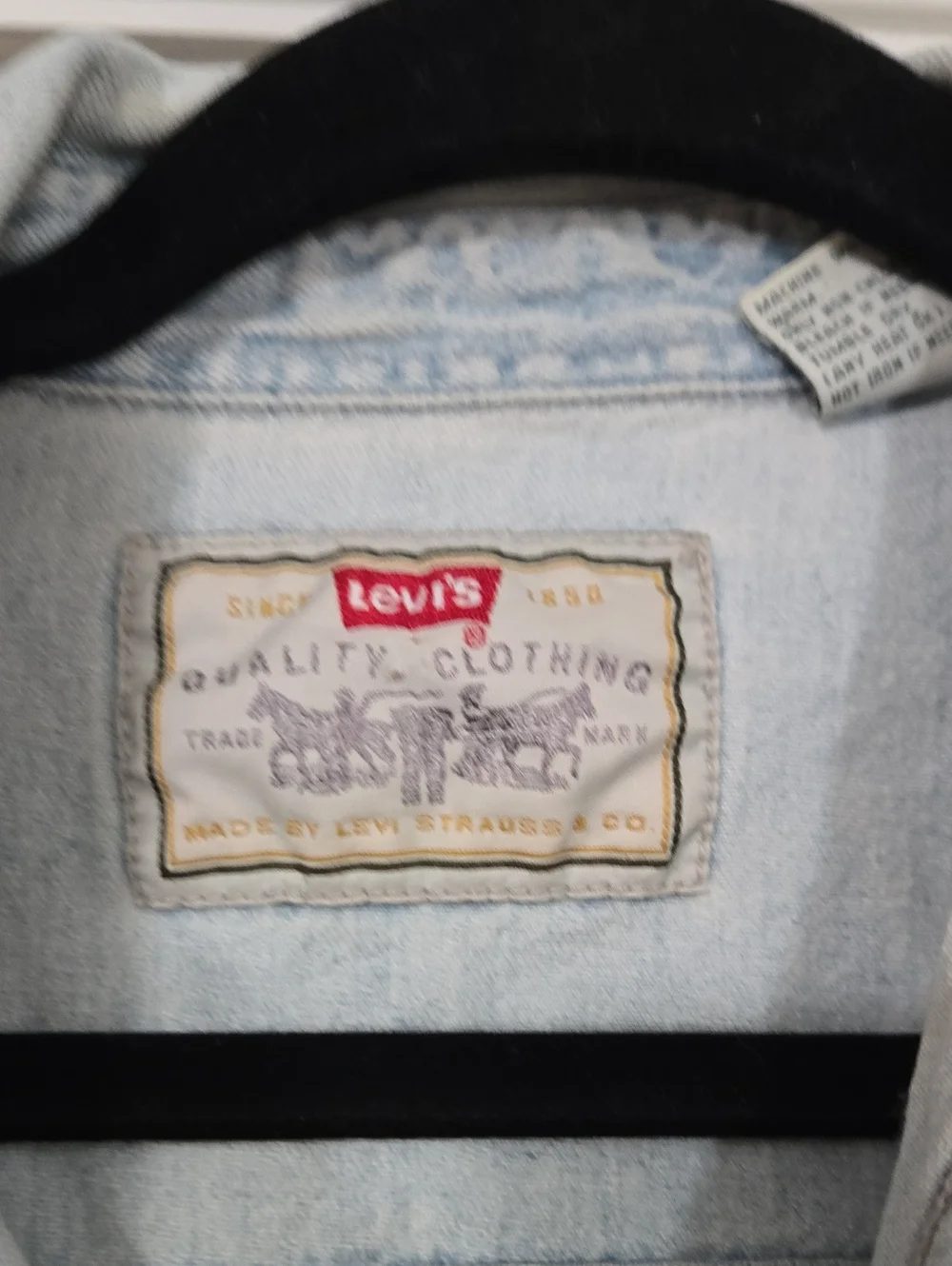 Vintage Men's Levi's Light Blue Denim Sleeveless Button-Up Shirt Size Large